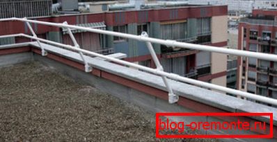 Parapet a működtetett lapos tetőre