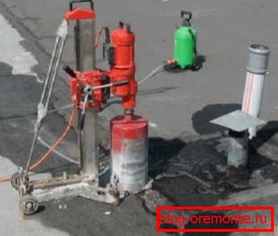 A betonban lévő lyukak gyémánt fúrása az egyetlen módja annak, hogy áthaladjanak egy ilyen tartós bevonaton. A betonban lévő lyukak gyémánt fúrása az egyetlen módja annak, hogy áthaladjanak egy ilyen tartós bevonaton.