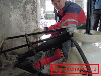 Gyémánt fúrás lyukak betonban egy szögben Gyémánt fúrás lyukak betonban egy szögben