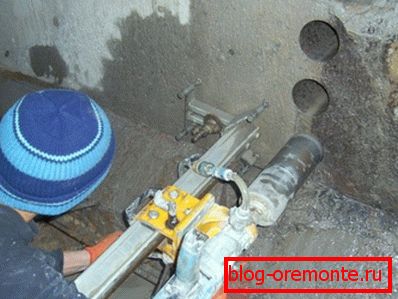 Gyémánt fúrása lyukak betonban speciális szerszámokkal Gyémánt fúrása lyukak betonban speciális szerszámokkal