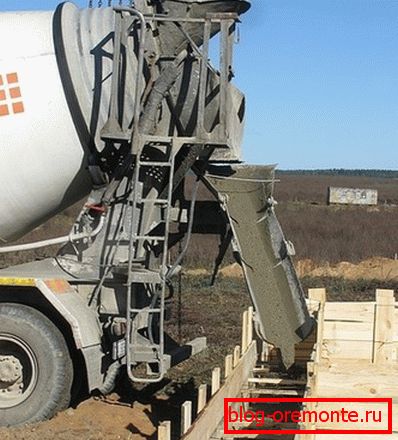 Betonkeverőkocsi - beton öntőgép Betonkeverőkocsi - beton öntőgép