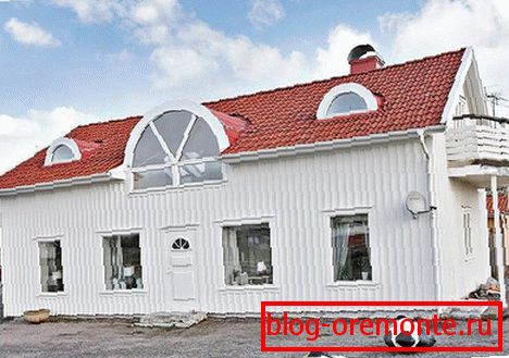 Fehér kerítés piros lapokkal