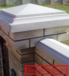 Betonkapu a kerítésen Betonkapu a kerítésen