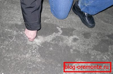A betonpadlót folyamatosan porlasztják. A betonpadlót folyamatosan porlasztják.