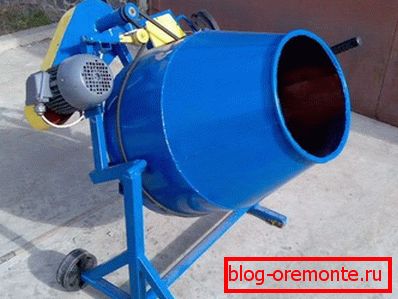 A beton keverő tökéletesen elegyíti a megoldást A beton keverő tökéletesen elegyíti a megoldást