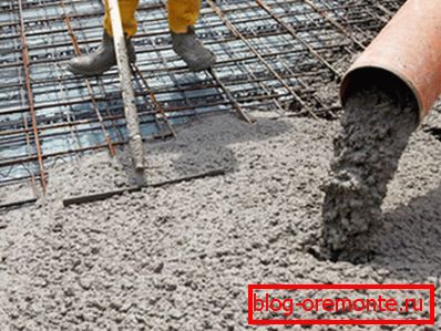 A beton súlya további terhelést okoz az alapon és a tartóelemeken.