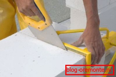 Ahhoz, hogy a vágás tökéletesen simává válhasson, a legjobb, ha egy speciális négyzetet vásárolhat a boltban, vagy saját maga készíthet Ahhoz, hogy a vágás tökéletesen simává válhasson, a legjobb, ha egy speciális négyzetet vásárolhat a boltban, vagy saját maga készíthet