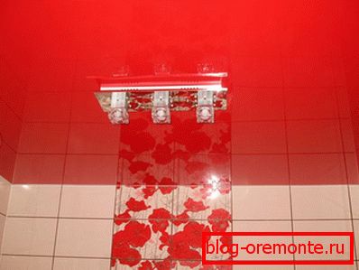 A mennyezet színének megegyezik a fal díszítésének dekoratív részleteivel. A mennyezet színének megegyezik a fal díszítésének dekoratív részleteivel.