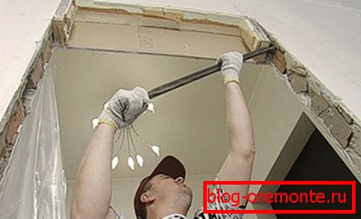 A régi doboz kiszerelése a nyílásból A régi doboz kiszerelése a nyílásból
