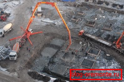 Betonszivattyú esetén fontos a keverék mobilitása. Betonszivattyú esetén fontos a keverék mobilitása.