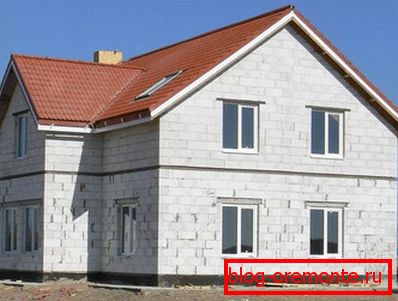 Homokos betonblokk háza Homokos betonblokk háza