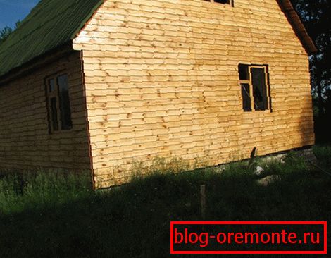 Ház fedett fa lépcsővel