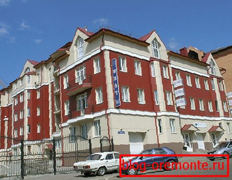 Ház szellőztetett homlokzattal