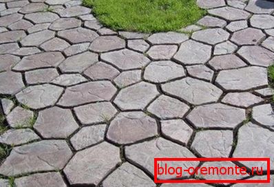 Útvonalak a kertben: a pálya + a betonból - kiderül, kiváló utánzata szóló természetes kövek Útvonalak a kertben: a pálya + a betonból - kiderül, kiváló utánzata szóló természetes kövek