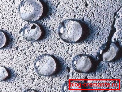 Fotó beton hozzáadása után a keverék a vízszigetelés Fotó beton hozzáadása után a keverék a vízszigetelés