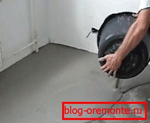 Fotó egy betonpadló a garázsban Fotó egy betonpadló a garázsban