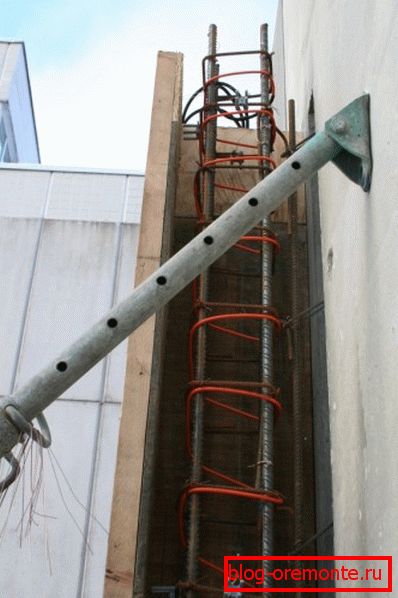 Fotó fűtőkábel a zsaluzatban Fotó fűtőkábel a zsaluzatban