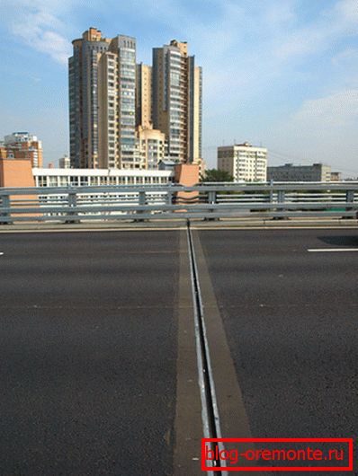Fotó kompenzációs varrás az aszfaltozott úton Fotó kompenzációs varrás az aszfaltozott úton