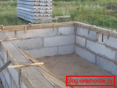Alapítvány vasbeton övvel. Alapítvány vasbeton övvel.