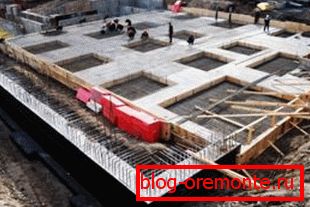 A lépcső építési helyén lévő alapnak monolitikusnak kell lennie. A lépcső építési helyén lévő alapnak monolitikusnak kell lennie.