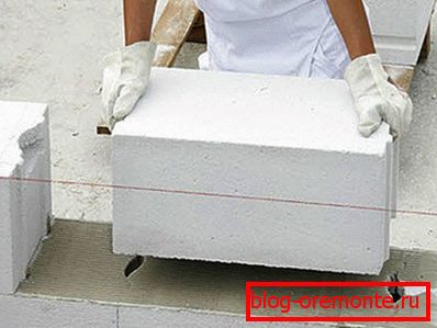 A levegőztetett betonblokk és a ragasztó - bedolgozó szakasz A levegőztetett betonblokk és a ragasztó - bedolgozó szakasz