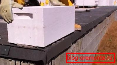 A levegőztetett betonblokk könnyen elhelyez egy személyt A levegőztetett betonblokk könnyen elhelyez egy személyt