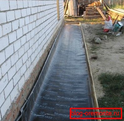 Vízszigetelő réteg vak területen Vízszigetelő réteg vak területen