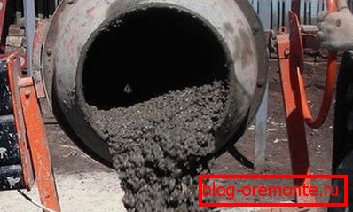 A kész betont nagyon óvatosan töltik le. A kész betont nagyon óvatosan töltik le.