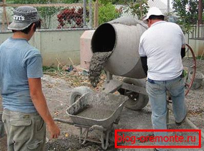 Habarcs készítése egy betonkeverőben Habarcs készítése egy betonkeverőben