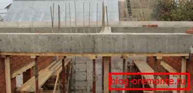 A kézzel készített keresztléc gerendáként szolgál A kézzel készített keresztléc gerendáként szolgál