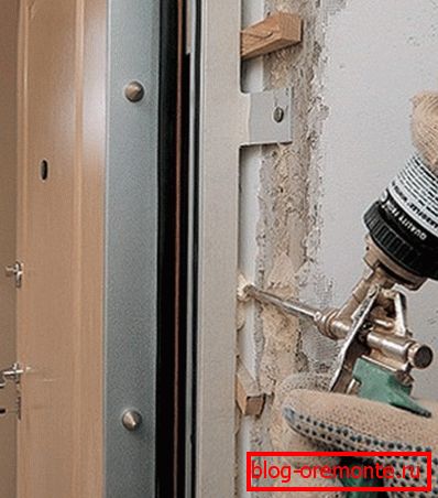 Zapenevaem hézagok hogyan lehet acél ajtót felszerelni