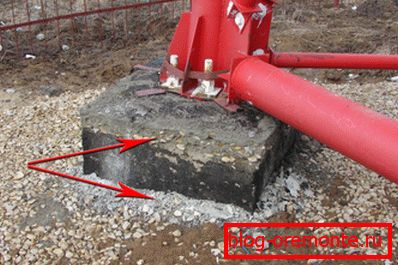 A hőmérsékleti ingadozások a nem megfelelően fagyálló betonalapok részleges megsemmisítését okozták. A hőmérsékleti ingadozások a nem megfelelően fagyálló betonalapok részleges megsemmisítését okozták.