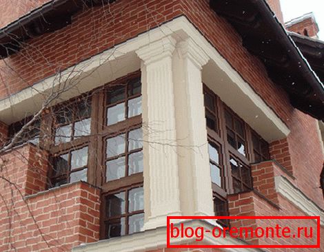 Oszlopok a homlokzaton