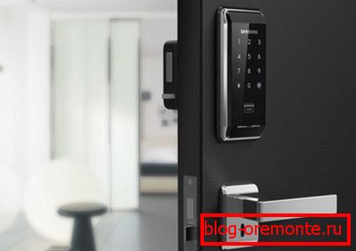 Mechanikus és elektronikus zárak kombinációja a bejárati ajtón Mechanikus és elektronikus zárak kombinációja a bejárati ajtón