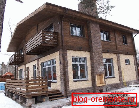 Kombinált homlokzati burkolat