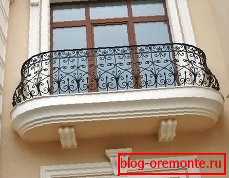 Kovácsoltvas kerítés az erkélyen