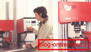 A laboratóriumi technikusok folyamatosan figyelik a keverék minőségét. A laboratóriumi technikusok folyamatosan figyelik a keverék minőségét.