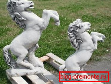 Amatőr fotók a kész állapotban, lovak formájában, amelyek betonból készültek Amatőr fotók a kész állapotban, lovak formájában, amelyek betonból készültek