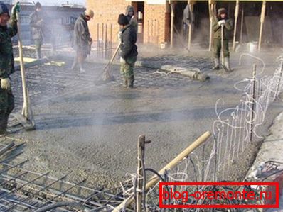 Amatőr fotó, a hidegben történő betonozás folyamata, amely egy fűtött oldatot használ, amely a párolgással látható