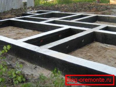 A homokos beton egyszintes házának sekély alapja A homokos beton egyszintes házának sekély alapja