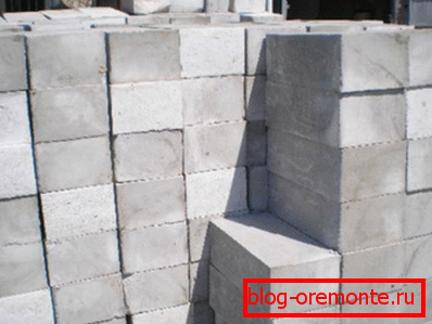 Monolit blokkok a hab betonból. Monolit blokkok a hab betonból.