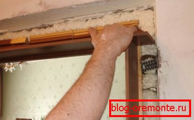 A doboz felszerelése a nyílásba A doboz felszerelése a nyílásba