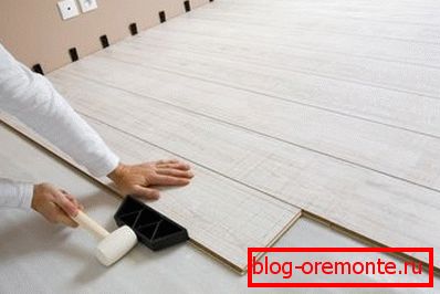 Rétegelt padlóburkolat elhelyezése a saját házában lévő betonpadlóra Rétegelt padlóburkolat elhelyezése a saját házában lévő betonpadlóra