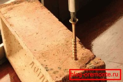 Az önzáró csavar behelyezése betonba fúrás nélkül Az önzáró csavar behelyezése betonba fúrás nélkül