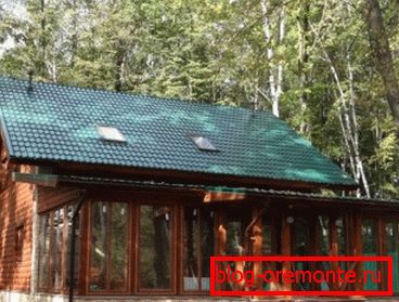 A mágneses verandával ellátott, fényképes bár alakú házban A mágneses verandával ellátott, fényképes bár alakú házban