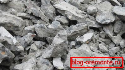 A fotó - olcsó építőanyag, amelyet a konkrét termékek összetörésével nyertek A fotó - olcsó építőanyag, amelyet a konkrét termékek összetörésével nyertek