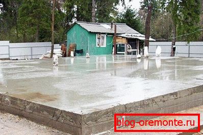 A készen álló alapon, szilárd lemez formájában A készen álló alapon, szilárd lemez formájában