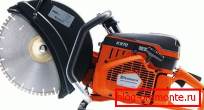 Fotó - kompakt benzinvágóval Fotó - kompakt benzinvágóval