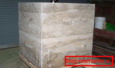 A képen cementtel töltött betonból készült kocka. A képen cementtel töltött betonból készült kocka.