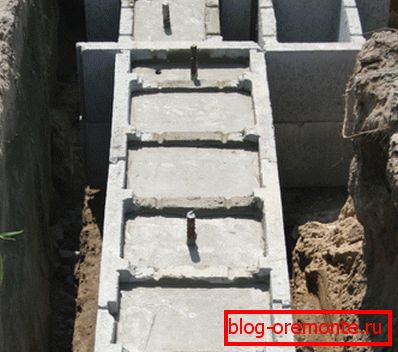 Egy fényképen - egy fix betonozás betonból az alap számára Egy fényképen - egy fix betonozás betonból az alap számára